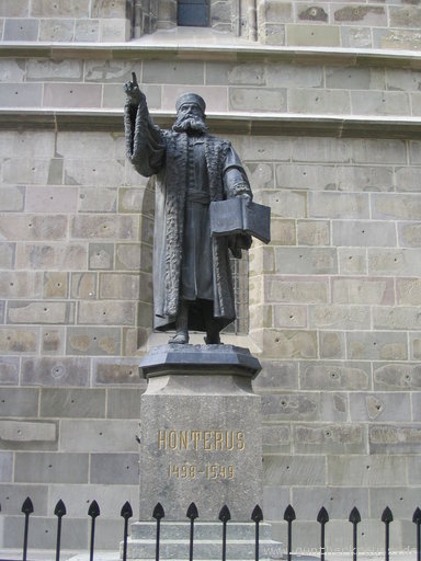 Honterus-Denkmal vor der Schwarzen Kirche in Kronstadt